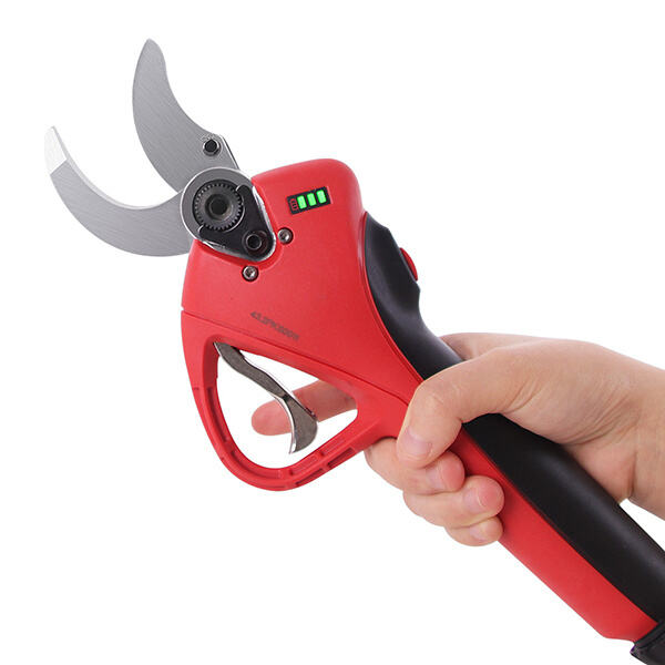 Utilizingu00a0Cordless power system pruning shears