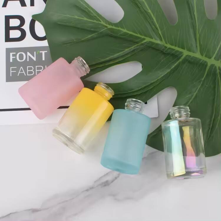 Support custom color 30ml cosmetic  glass bottle cosmetic essential oil skincare bottle perfume bottle glass dropper supplier