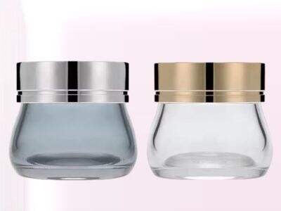 Réutilisation de contenants vides : transformer des contenants en verre pour cosmétiques en organisateurs compacts pour outils de beauté