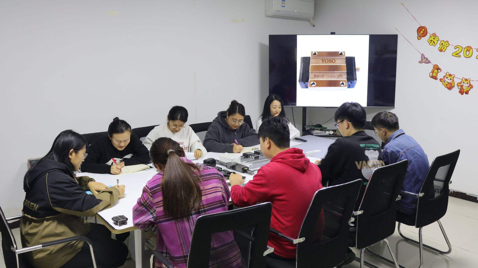 Japanese engineers with twenty years of experience in the industry came to Jingpeng to gain an in-depth understanding of the products and carry out cooperation