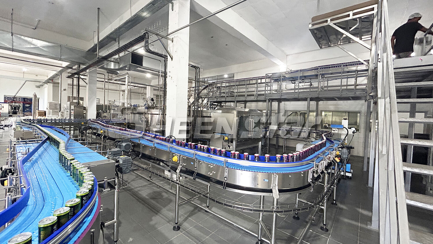 モーリシャスの顧客工場の 10000cph 250ml 炭酸飲料缶充填包装ライン