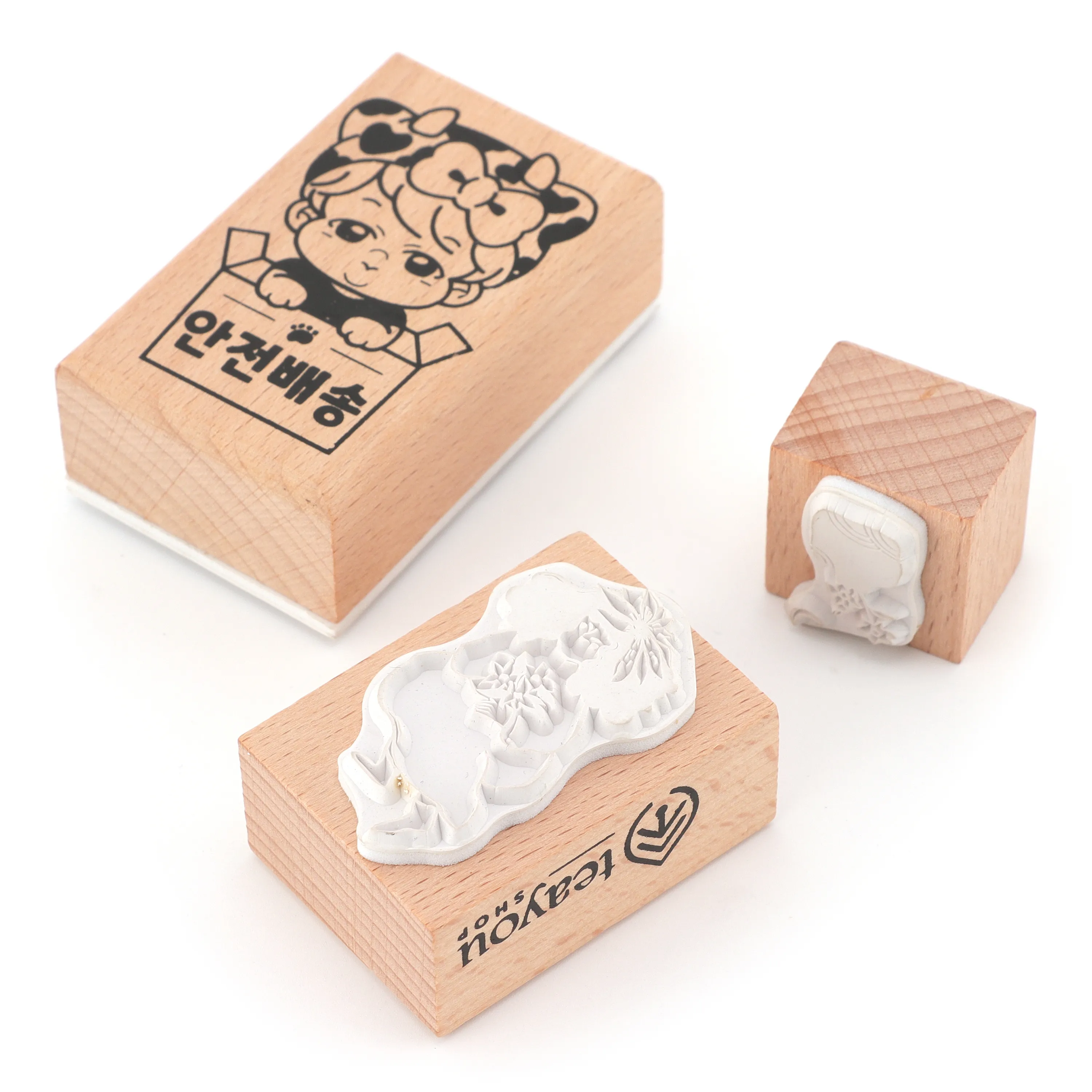 Momocrafts’ Wooden Stamps: A Vintage Handcrafting Touch