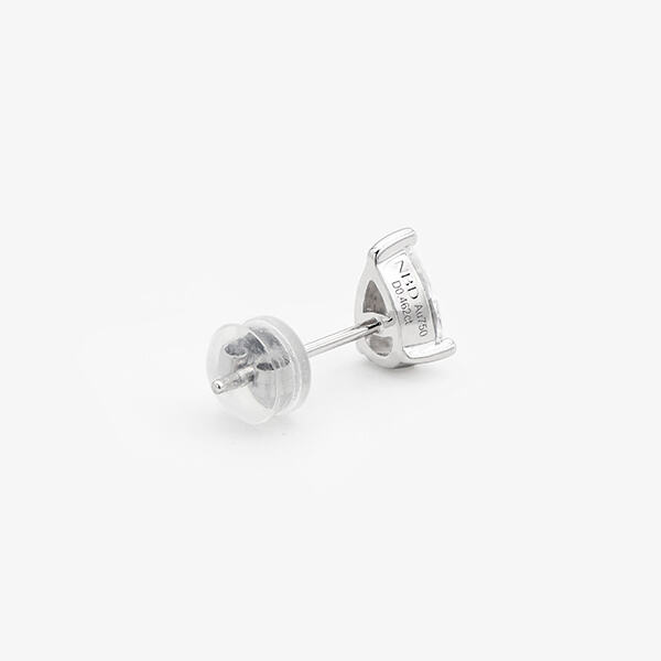 Brilhe como uma fashionista sem comprometer seu orçamento com brincos de diamante sintético.
