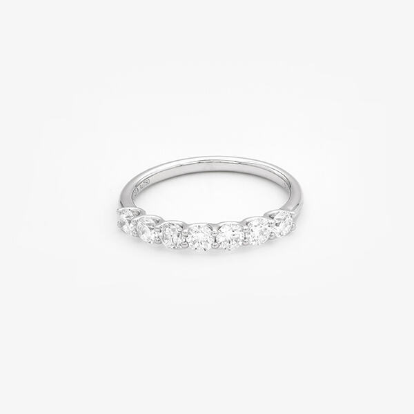Personalizável e acessível - os benefícios de escolher uma faixa de diamante sintético.