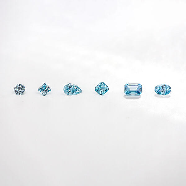 Un Inel cu Diamant Albastru Creat în Laborator cu aceeași calitate și valoare ca un diamant natural.