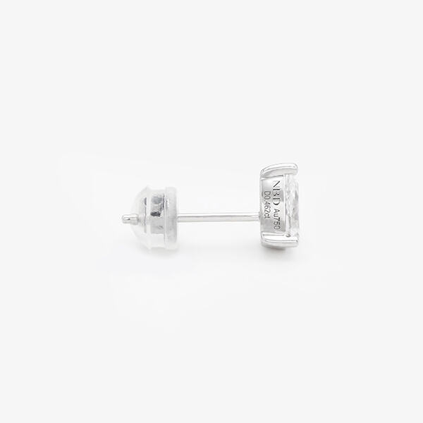 Brincos de diamante sintético.