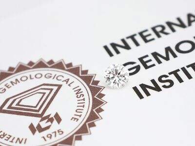 Vård av ovala syntetiska diamanter