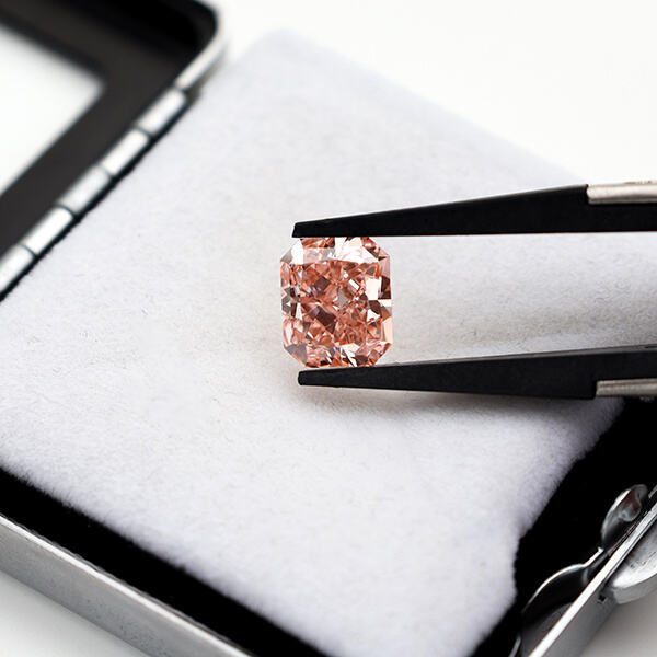 カスタマイズ可能なラディアントカットのラボグロウンダイヤモンドで際立つ存在感