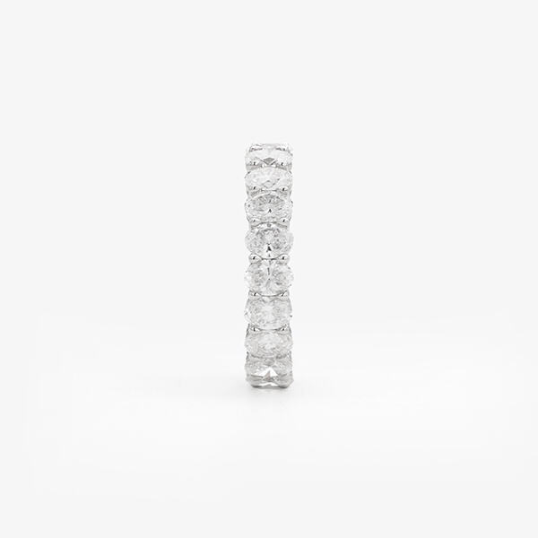 Diamantes cultivados em laboratório realizam os sonhos dos anéis de eternidade, com opções ecológicas e livres de conflitos.