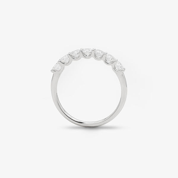 Brilho ecológico - escolhendo faixas de diamante sintético em vez de diamantes minerados.