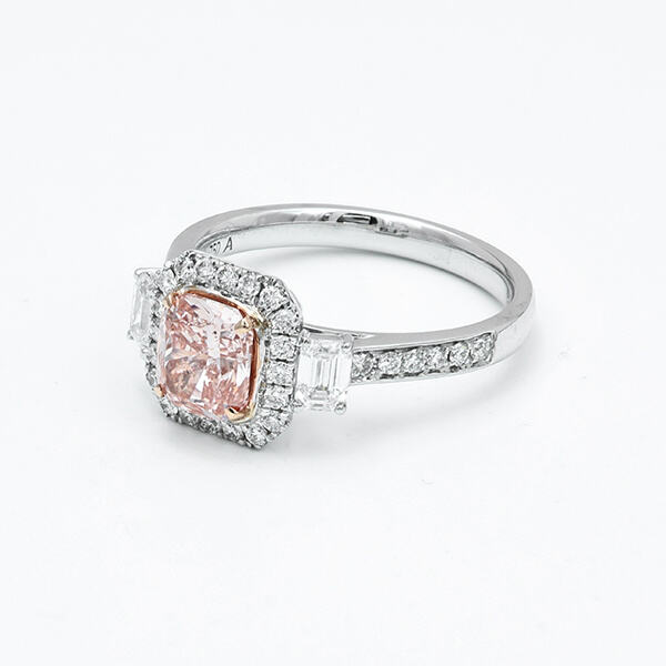 Escolha um anel de diamante rosa cultivado em laboratório