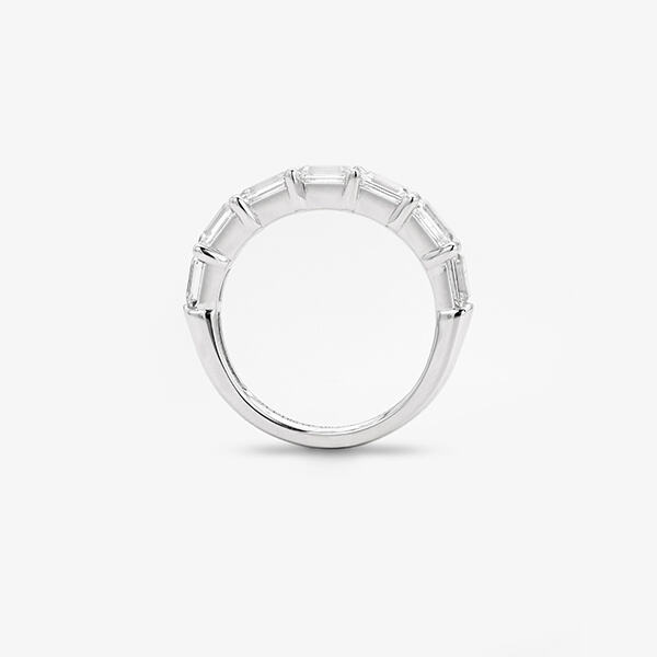 Atualize sua banda de aniversário tradicional com nossos diamantes de laboratório obtidos de forma ética.
