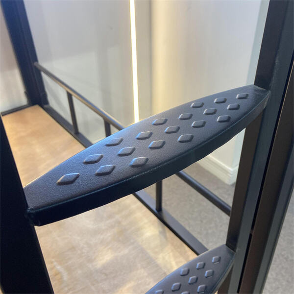 अपने गेस्ट रूम में शिक इंडस्ट्रियल दिखावट के लिए काला मेटल बंक बेड