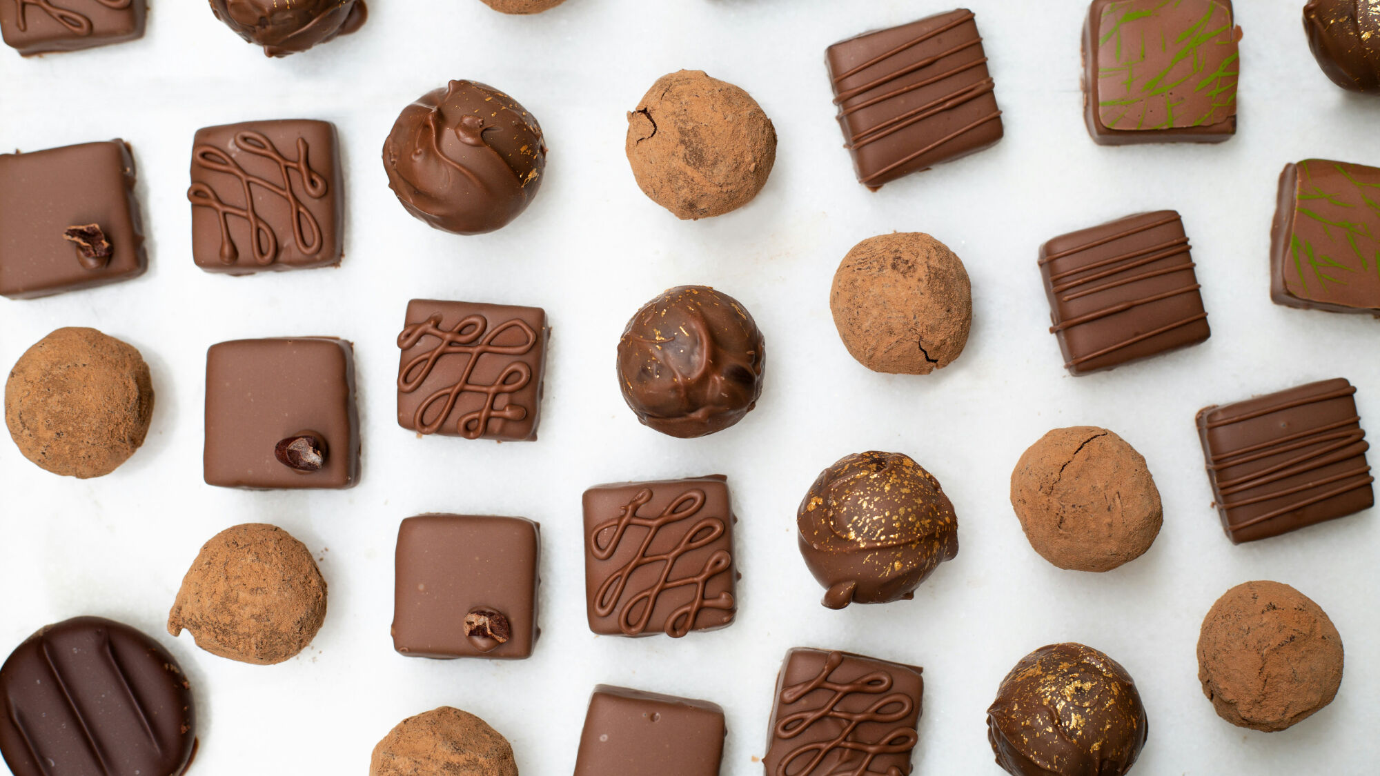 Utiliser le bonnet de graduation de la moisissure de chocolat est le secret pour faire des chocolats