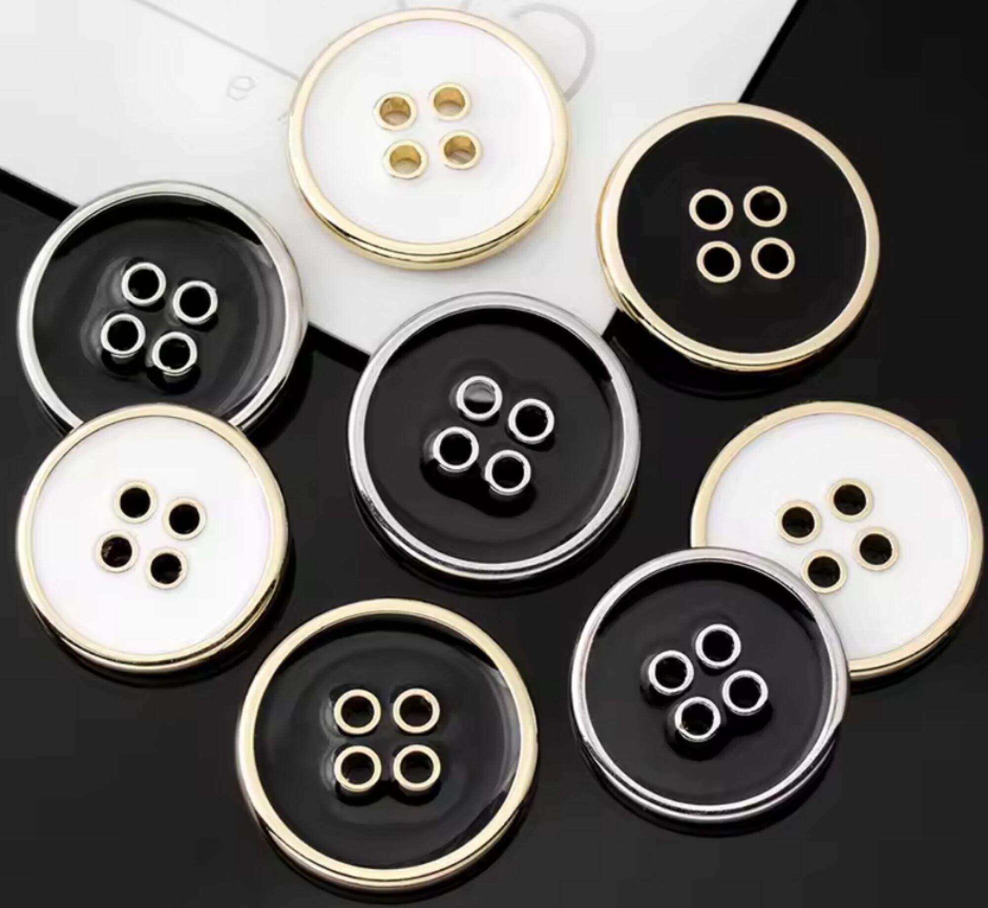 Types and characteristics of metal buttons