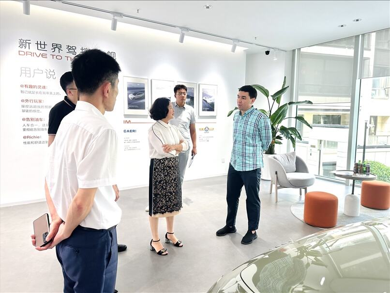 Mr. Ihe, Commercial Counsellor of the Uzbek Embassy in China, visited Dalian Zhiji Automobile delivery Service Center