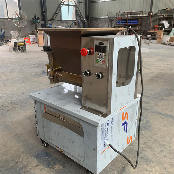 Покращуйте своє кулінарне досвідження, використовуючи ручну машину для момо, щоб отримати смачні домашні момо.