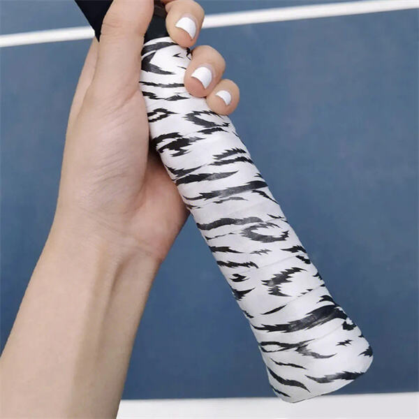 Tambahkan sentuhan elegan ke permainan Anda dengan overgrip tenis cokelat kami.