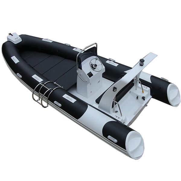 قوارب ذات قاع مطاطي سوداء مزودة بتقنية متطورة لأداء عالٍ
