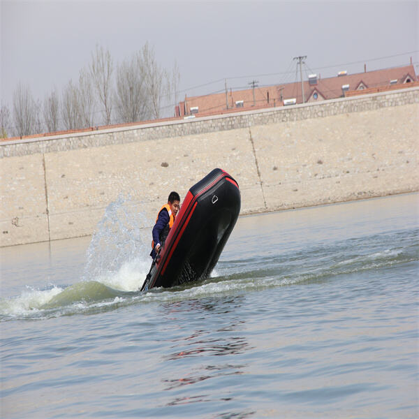 استكشف مجموعة قواربنا الهوائية الميسرة مع محركات