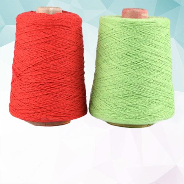 Le plaisir de teindre soi-même sa laine pour créer des chaussettes uniques