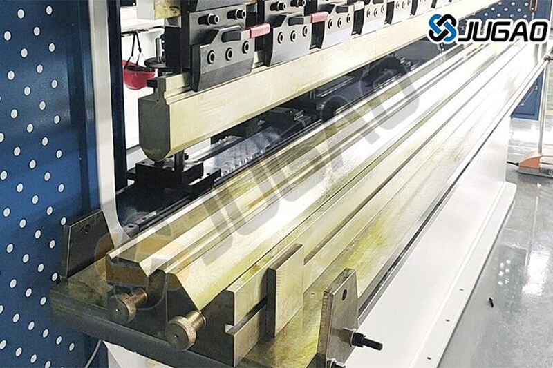 كيفية ضبط ماكينة ثني CNC لحل مشكلات انحراف الثني في الصفائح المعدنية