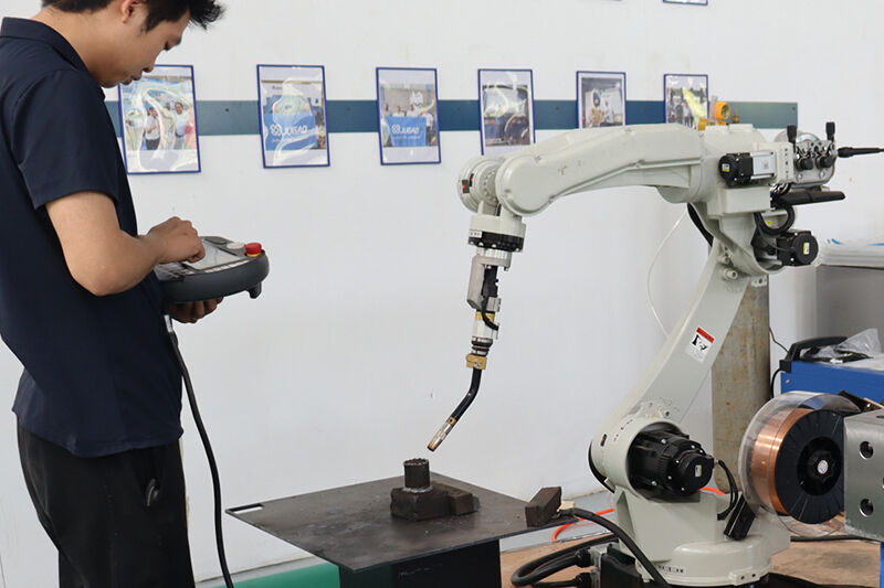 वेल्डिंग रोबोटों की मुख्य विशेषताएँ और लाभ