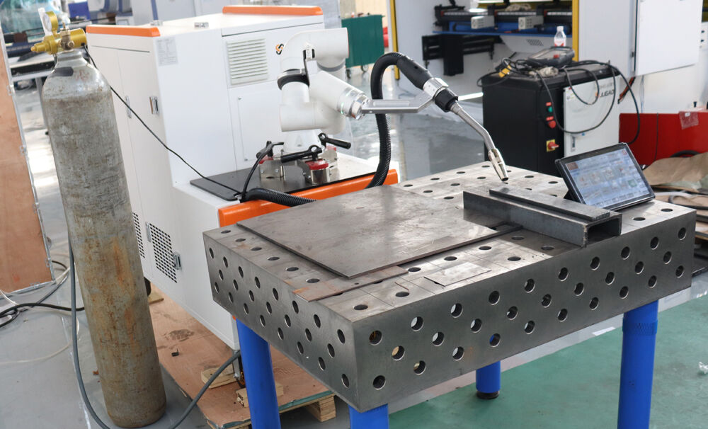 What are the advantages of welding industrial robots?