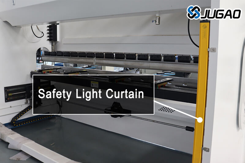O Papel Fundamental das Cortinas de Luz de Segurança em Frentes Hidráulicas CNC