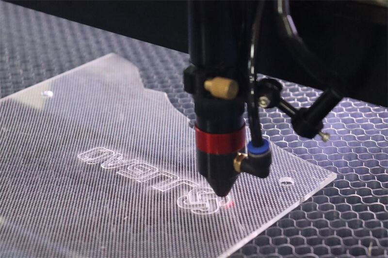 Hoe kun je eenvoudig de lens vervanging van de laser snijmachine bedienen?