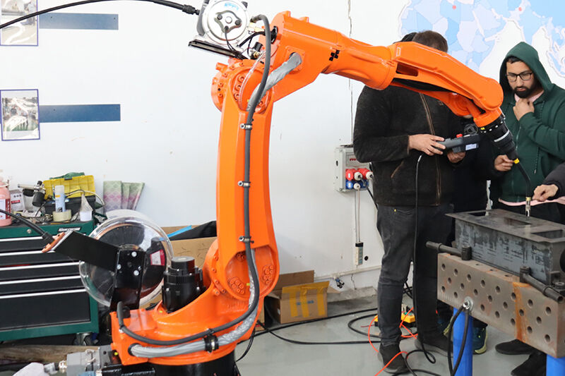 Rozdíl mezi přesností polohování svařovacího robota a jeho opakovatelností