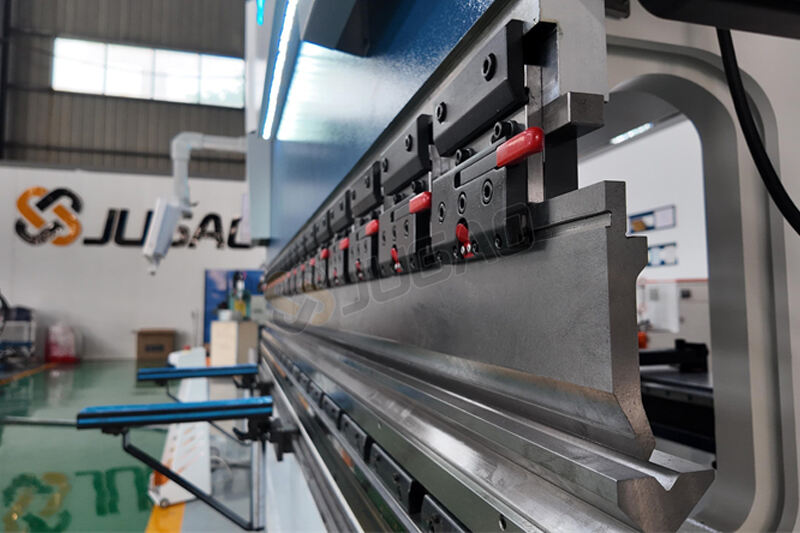 Hydraulic clamping system: the core technology to improve the performance of bending machines
