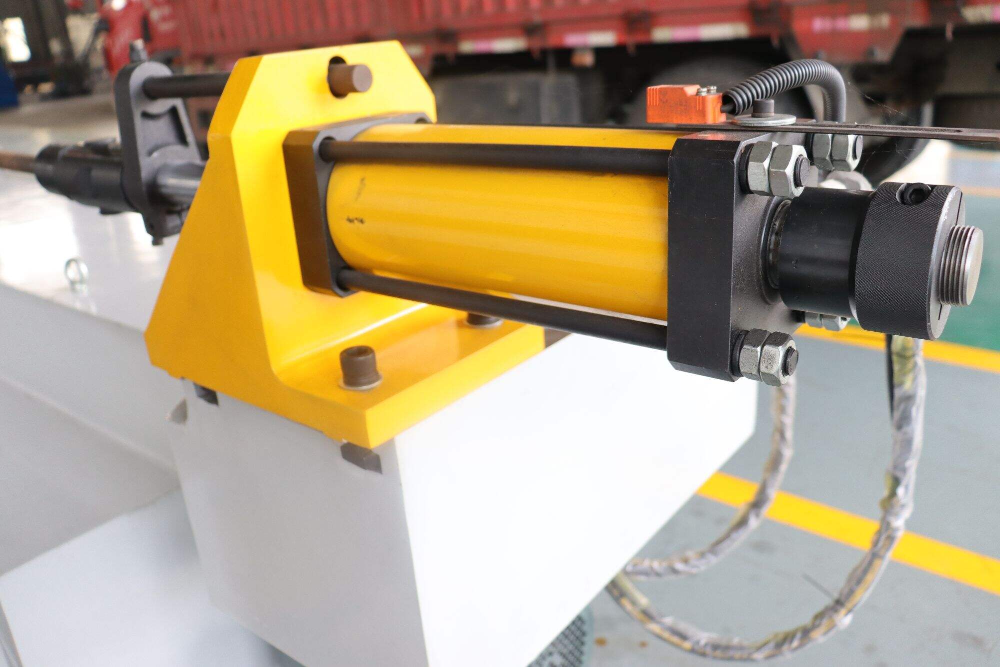What Are the Best Material Choices for a Long-Lasting Bending Die?