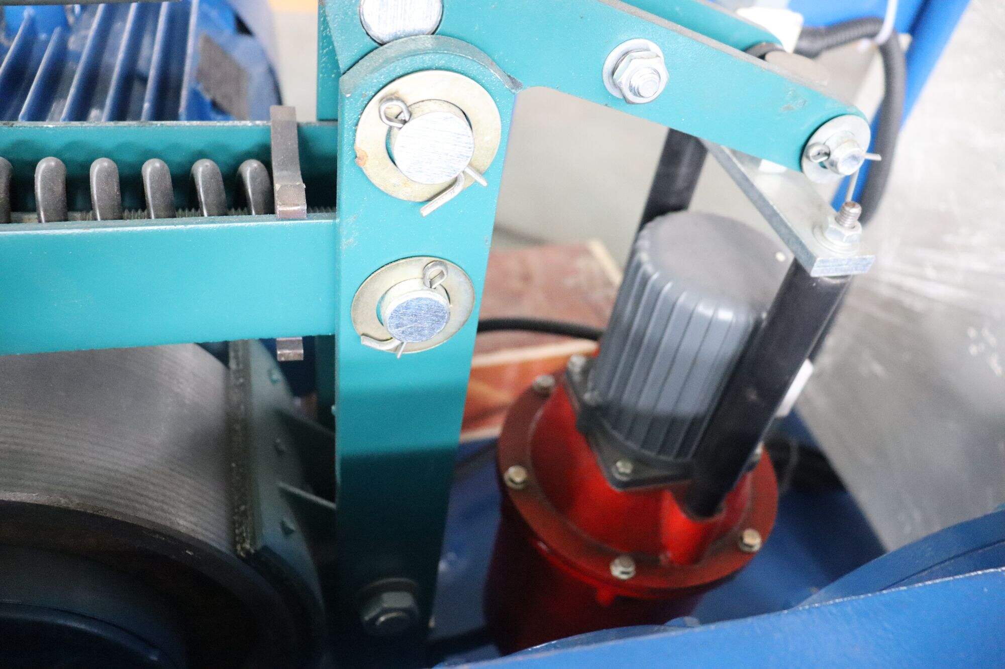 Advanced automation features of modern CNC servo press brakes