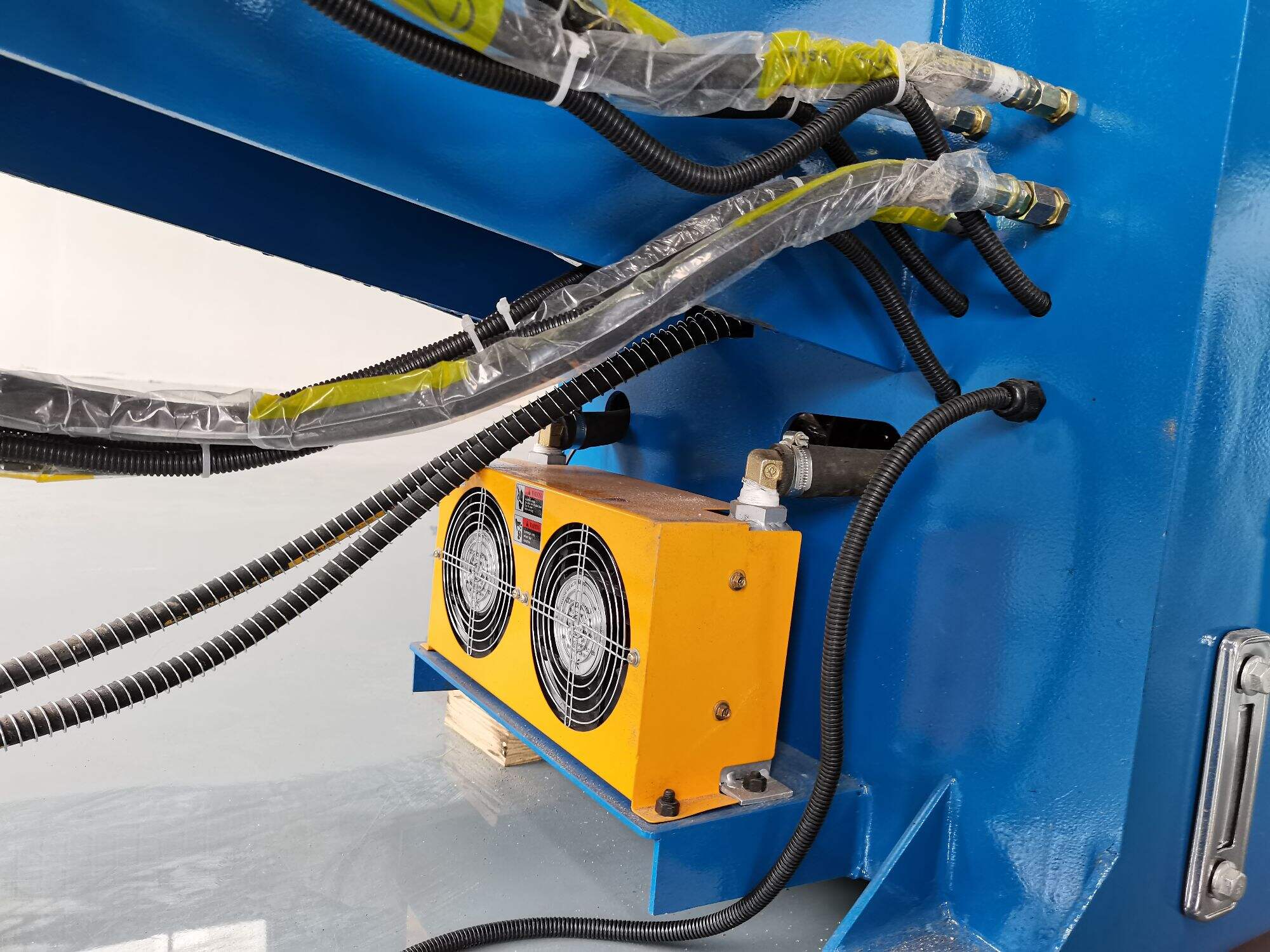 ماكينات ثني المعادن الميسورة التكلفة الصديقة للأعمال الصغيرة