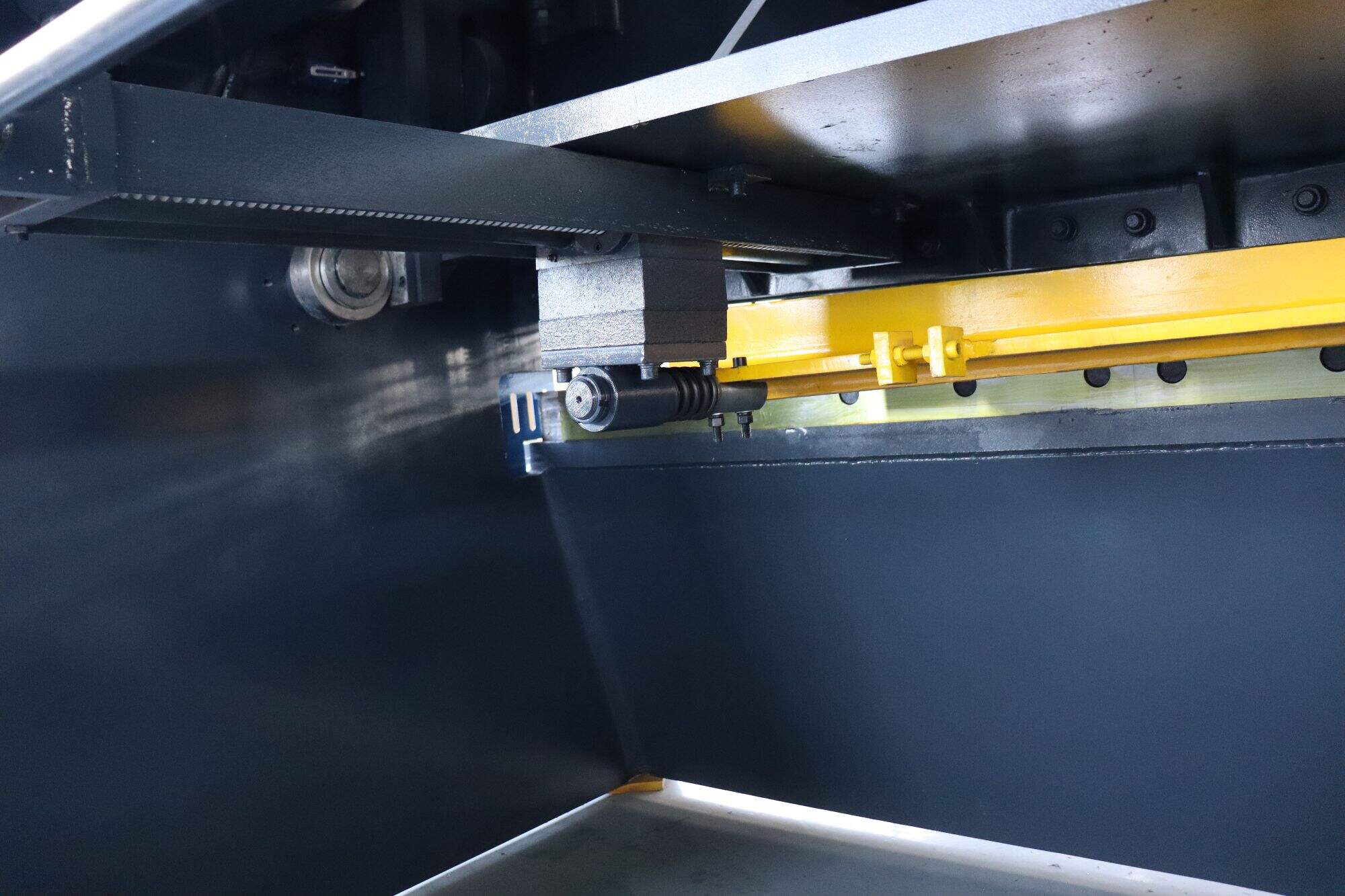 JMT Roto-Die Hydraulische Blechbremsen: Unübertroffene Präzision