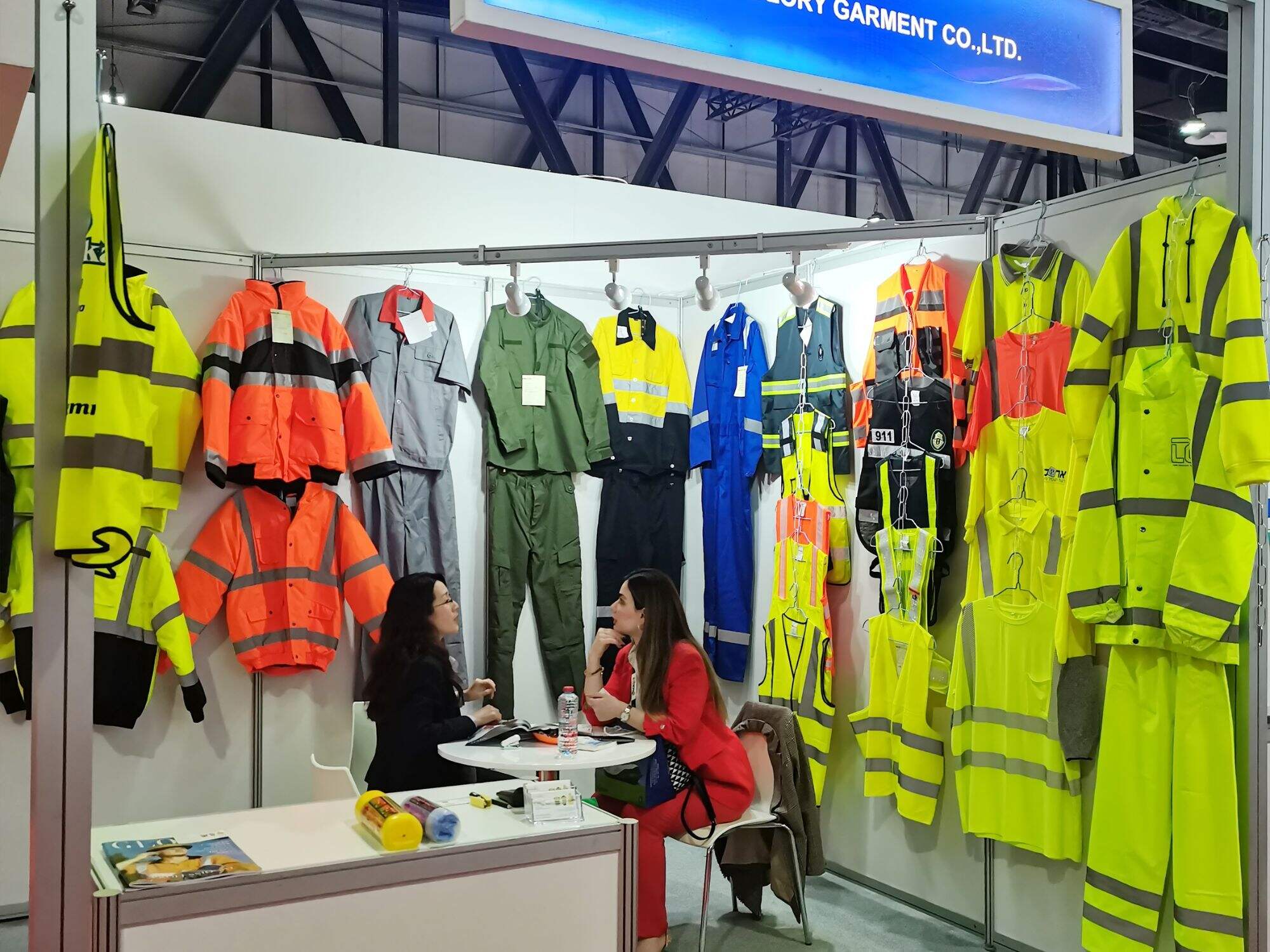 Safety Jackets Beyond Borders: Glory Garment's Impact on International Safety Norms