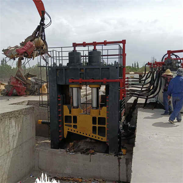 Transformation de déchets en vrac en balles faciles à gérer grâce à une presse hydraulique