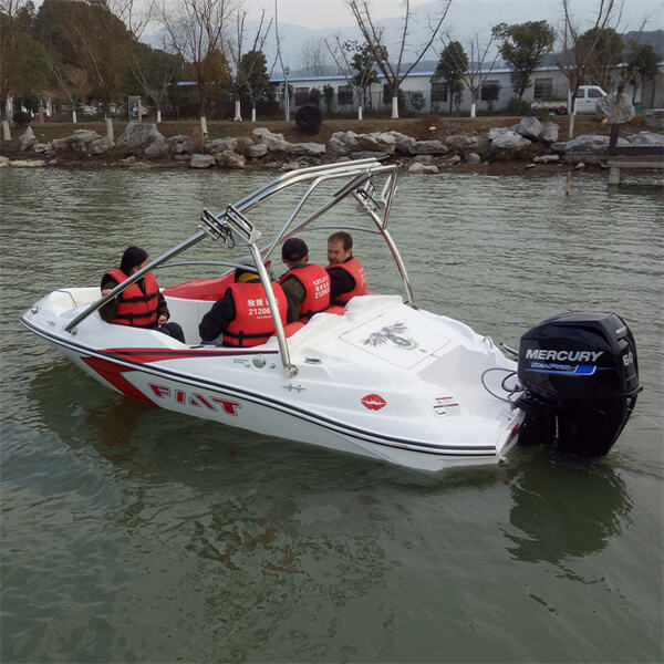 Le bateau en fibre de verre pour 4 personnes pour gagner de la place