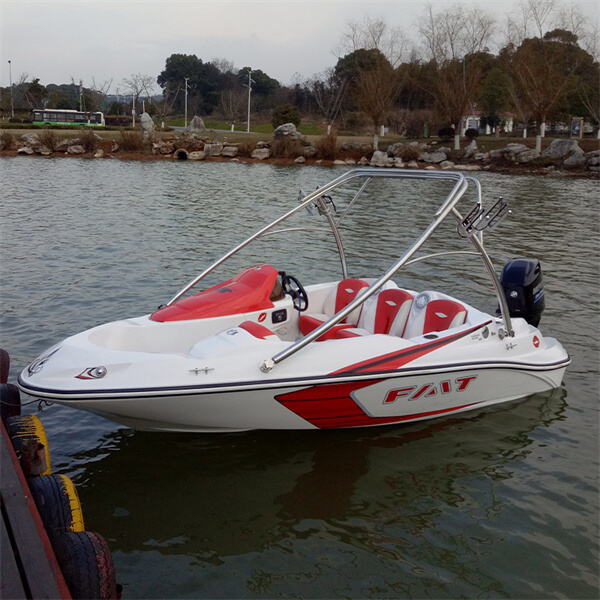 Bateau en fibre de verre pour 4 personnes pêchant avec mes personnes préférées