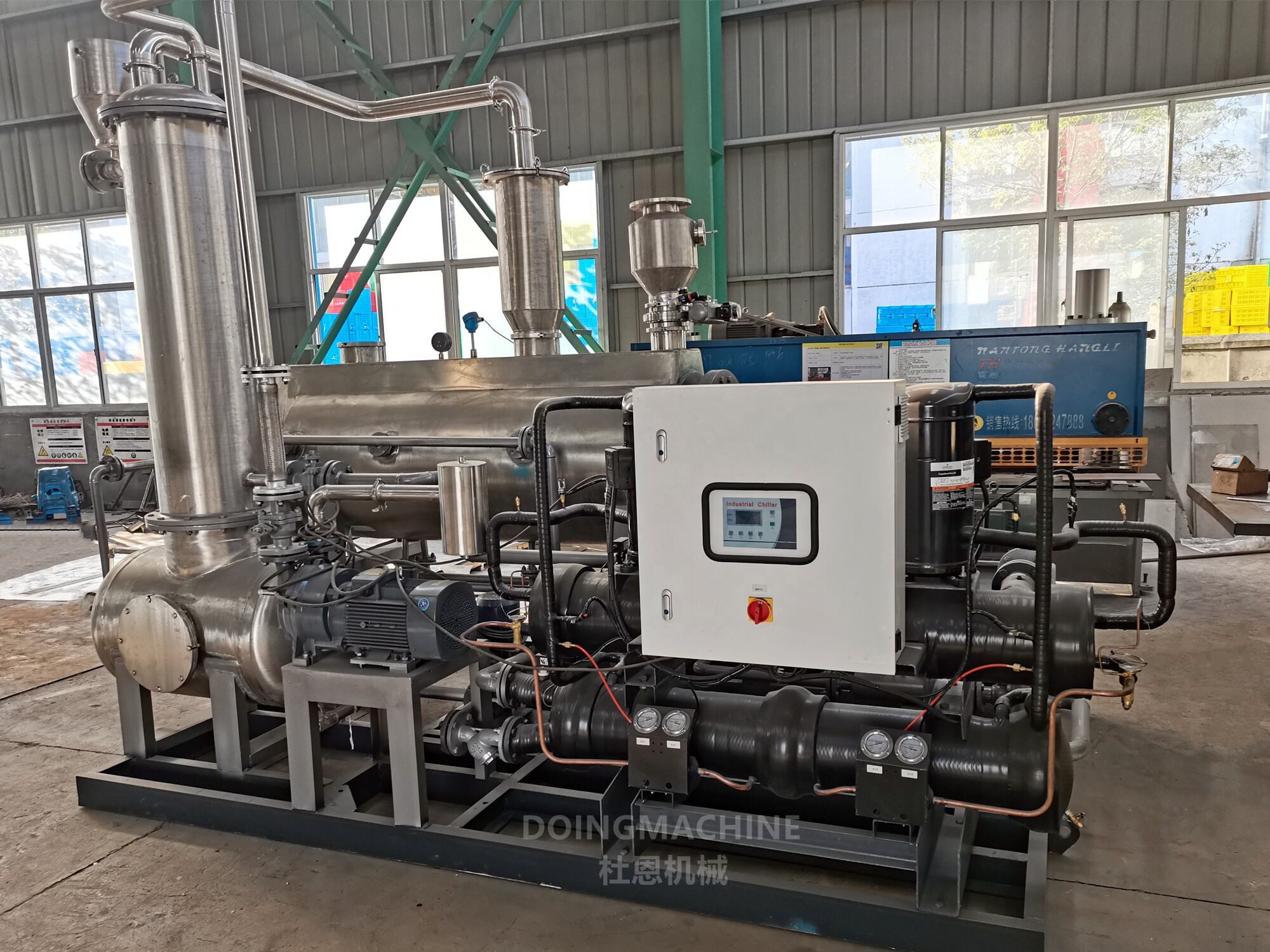 Low temperature heat pump vacuum paddle dryer for sludge manufacture