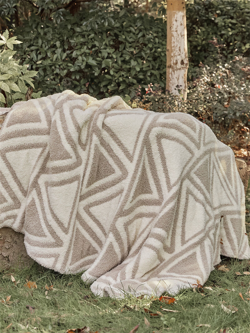 New Geometric Triangle 100% POLYESTER super cozy knitted throw blanket for home decoration OY details