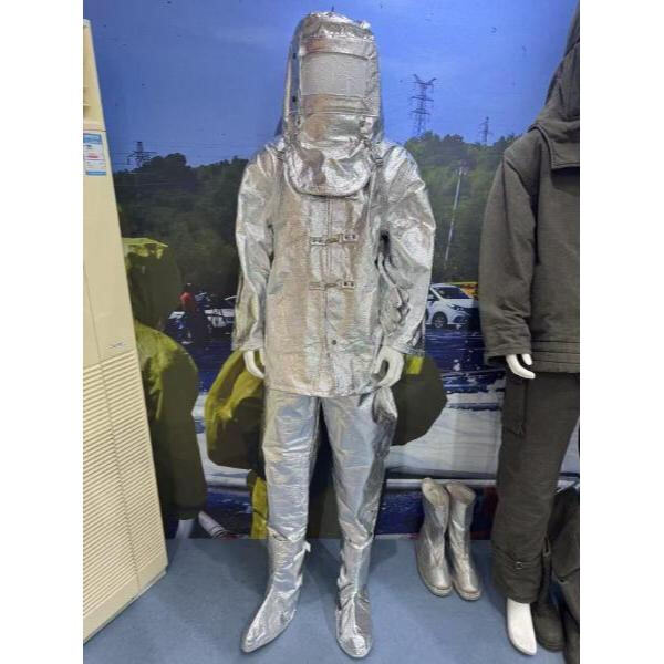 業界に合わせたアルミ加工スーツのカスタムデザインで、最高レベルの安全性を確保します。