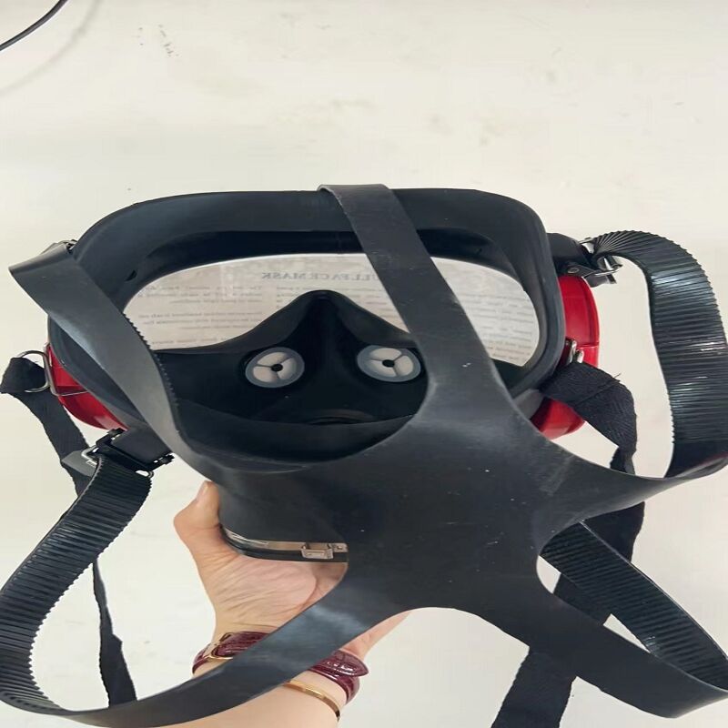 كيف تساعد أقنعة الوجه الخاصة بجهاز التنفس الذاتي تحت الماء (SCBA) في حماية رجال الإطفاء في البيئات الخطرة