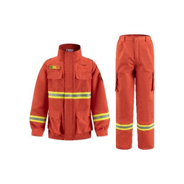 البقاء بأمان وراحة أثناء ارتداء بدلات حرائق الغابات