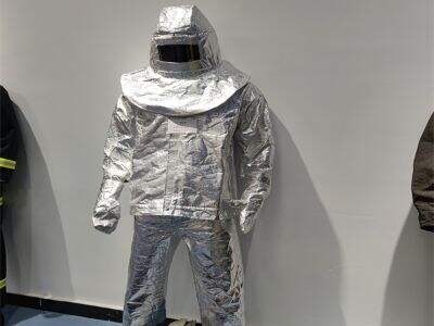 Nomex IIIA estas aktuale la plej komuna materialo uzata en fajrobrigadistaj vestaĵoj sur la merkato