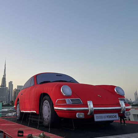 A Guinness World Record! The world's largest giant Porsche 911 inflatable art installation appears in Dubai!