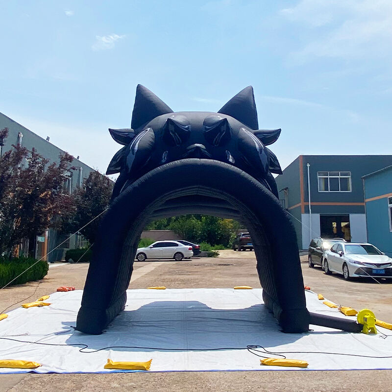 Inflatable wolf head tunnel