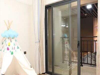 How should large-scale real estate projects choose door and window suppliers?
