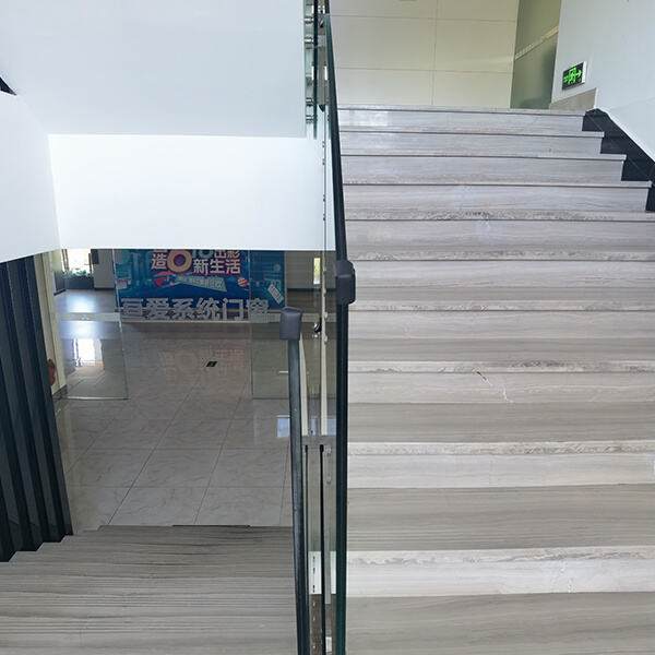 Der schlichte und elegante Reiz von Glas-Treppen.